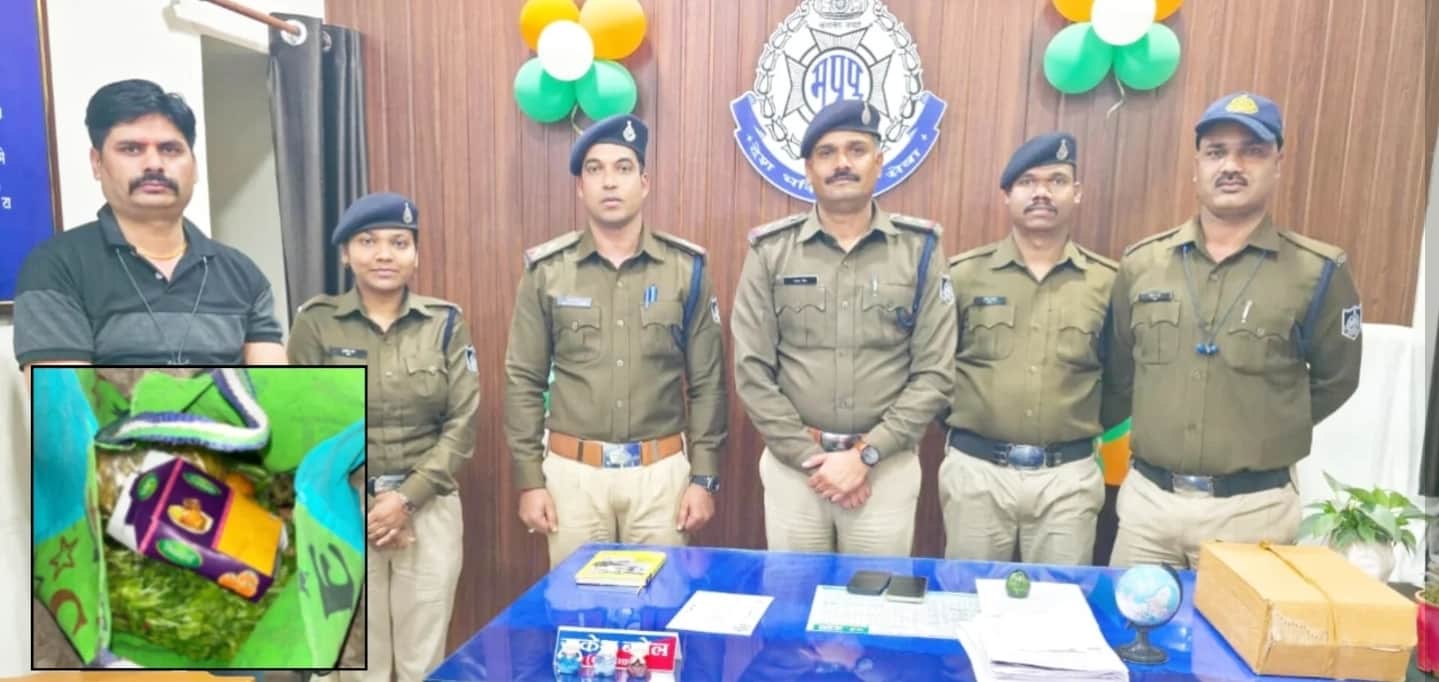 मामले का खुलासा करती पुलिस
