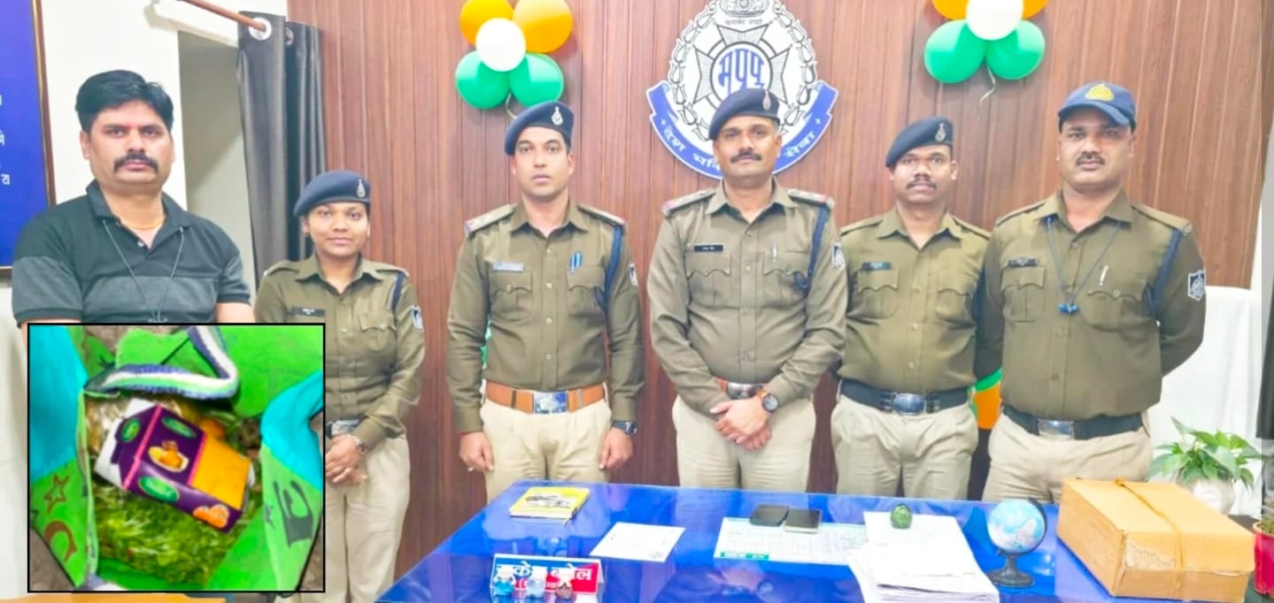 मामले का खुलासा करती पुलिस