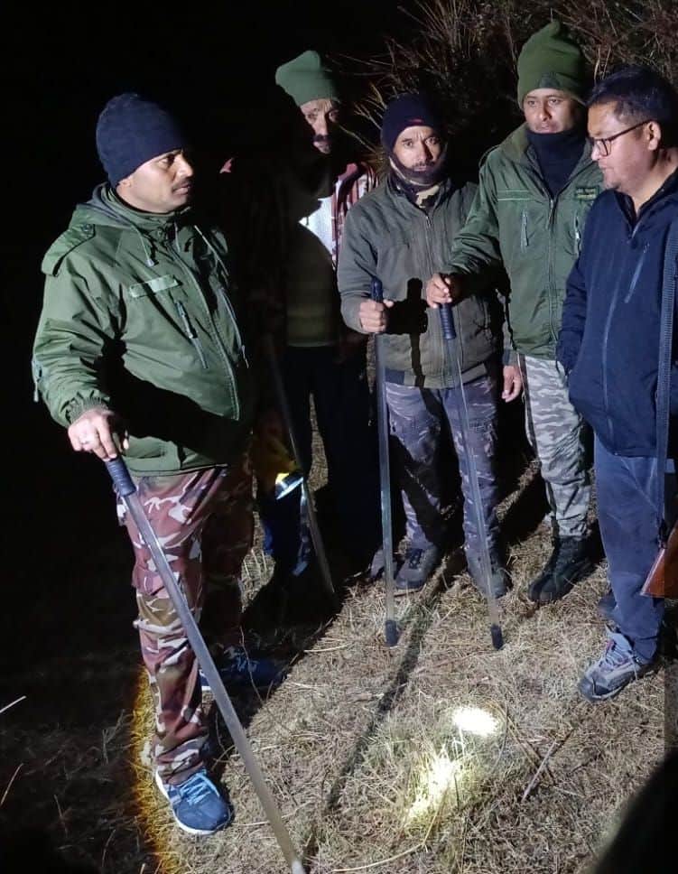 मुनस्यारी के सरमोली गांव में तेंदुए की सूचना के बाद गश्त करती वन विभाग की टीम। स्रोत : वन विभाग