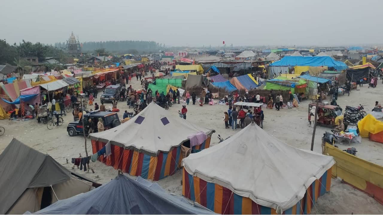 मिर्जापुर के ढाईघाट पर बसा तंबुओं का शहर। स्रोत : जागरूक पाठक