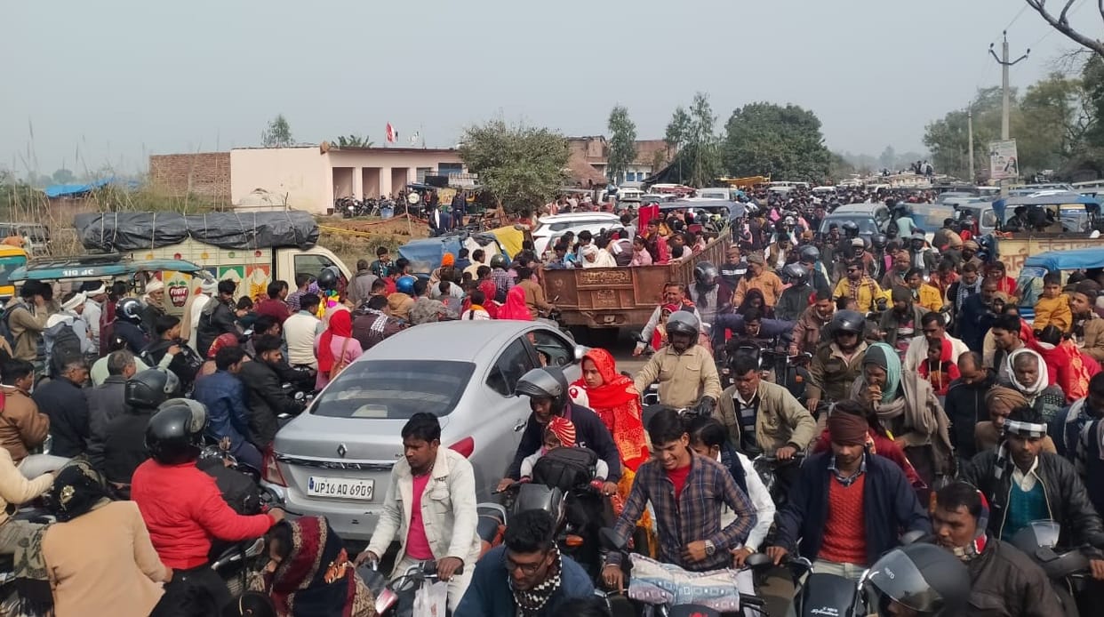 A four-kilometer-long traffic jam occurred from Dhai Ghat to Chaura village.