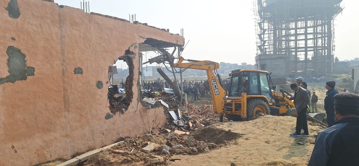 GDA's bulldozer runs on illegal colonies being developed in 33 bigha area