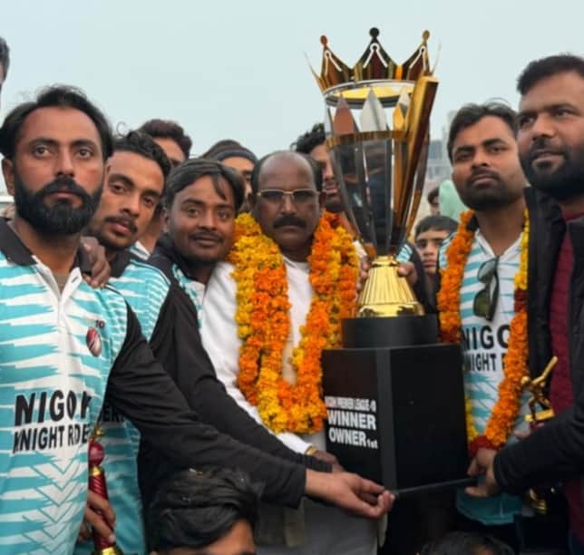 निगोही में एनपीएल टूर्नामेंट में शनिवार को विजेता निगोही नाइटराइडर्स की टीम को ट्रॉफी देते पूर