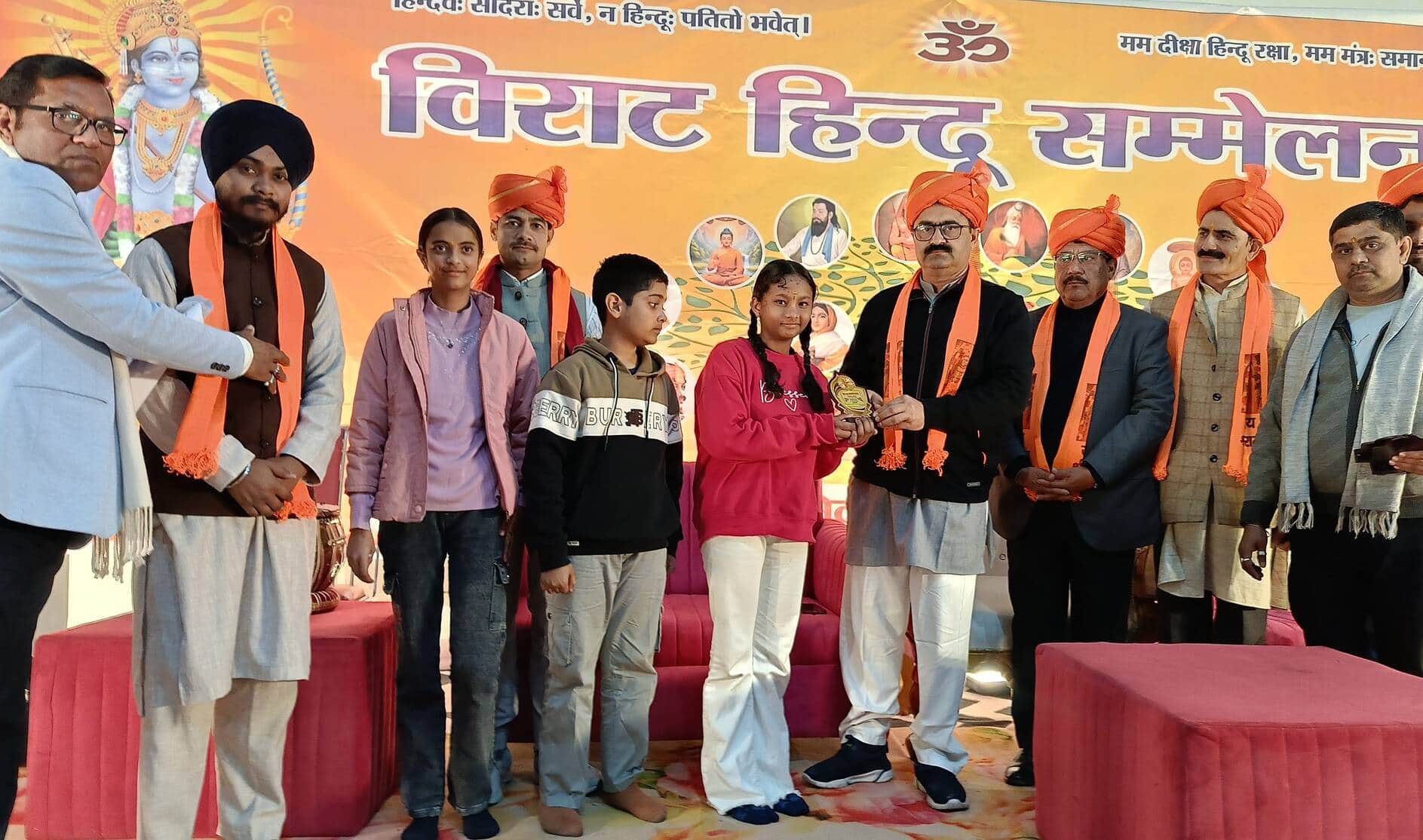 नजीबाबाद के हिंदू सम्मेलन में प्रतिभाओं को सम्मानित करते मुख्य अतिथि। संवाद