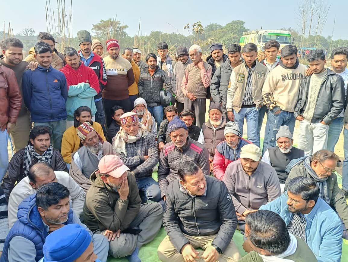 नजीबाबाद के कल्हेड़ी मार्ग क्षेत्र में जाम लगाकर प्रदर्शन करते ग्रामीण। संवाद