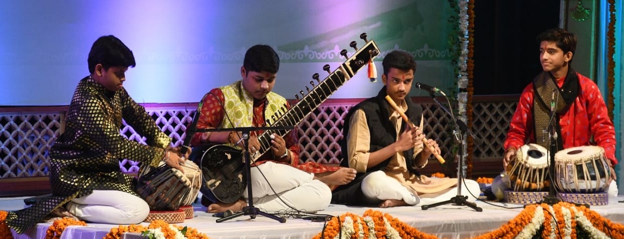 The patriotic spirit was reflected in dance, singing and musical instruments.