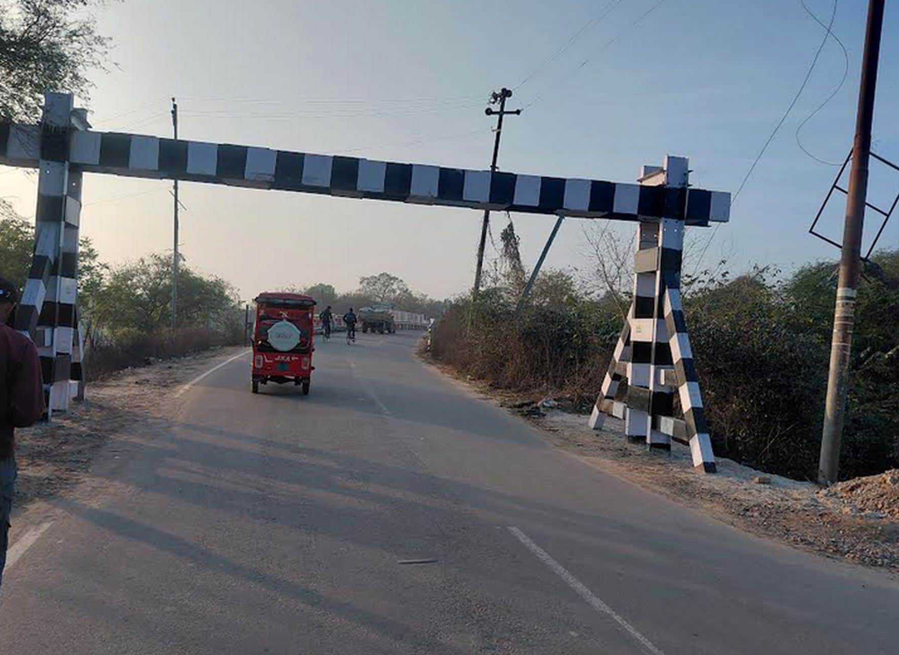 रामनगर- फ़तेहपुर मार्ग के पहले ओवर ब्रिज पर लगा हाइट गेज।