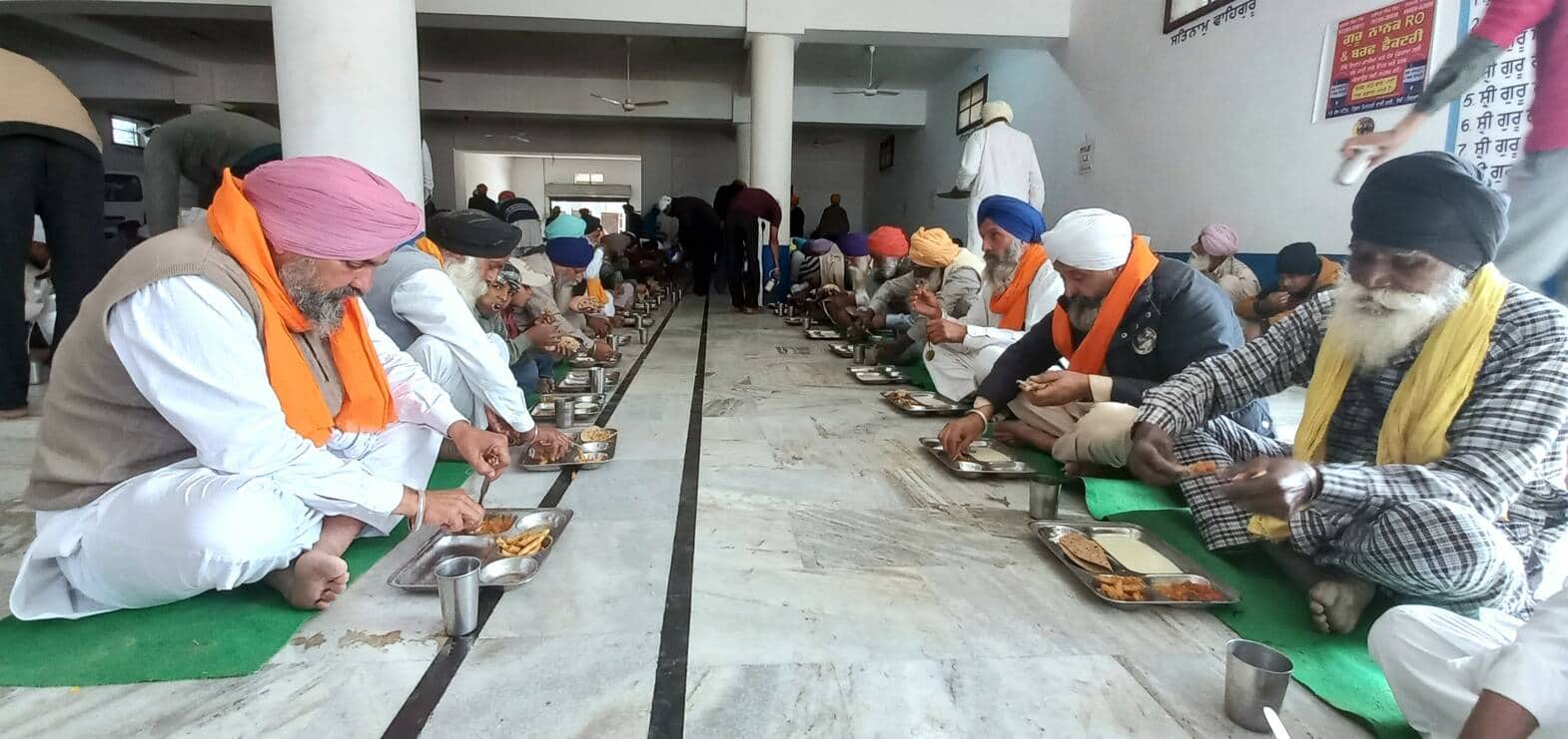 रोड़ी।गुरुद्वारा सिंघ सभा में आयोजित कार्यक्रम के दौरान लंगर करते श्रद्धालु। संवाद।