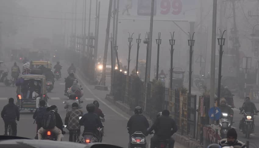 सहारनपुर में घने कोहरे के बीच अपने कार्य को जाते लोग