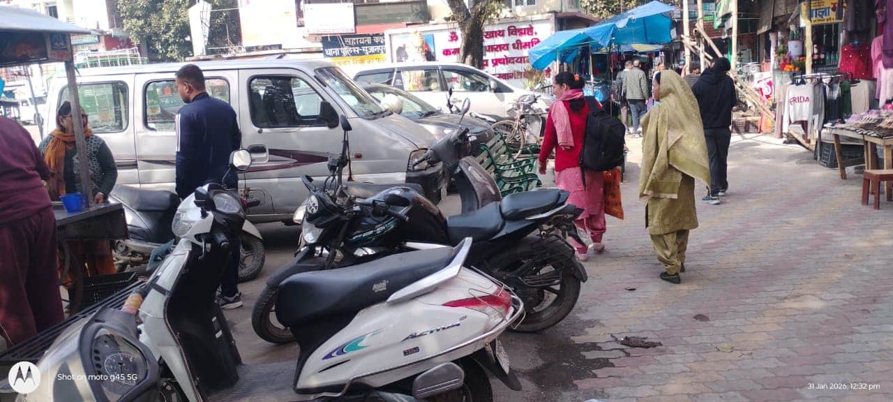 सुजानपुर बाजार में बेतरतीव तरीके से पार्क दोपहिया वाहन। संवाद