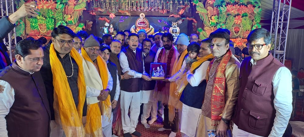 Hundreds of devotees danced to the hymns of the Lord Sanwariya, an evening dedicated to the Lord, and a lucky draw for a silver flute was held.