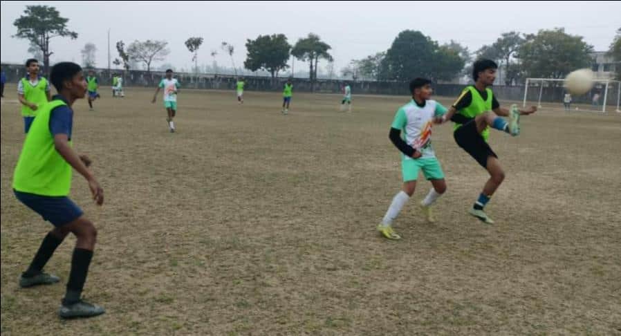 स्पोर्ट्स स्टेडियम भिनगा में आयोजित फुटबाॅल मैच में प्रतिभाग करते खिलाड़ी। - स्रोत: विभाग