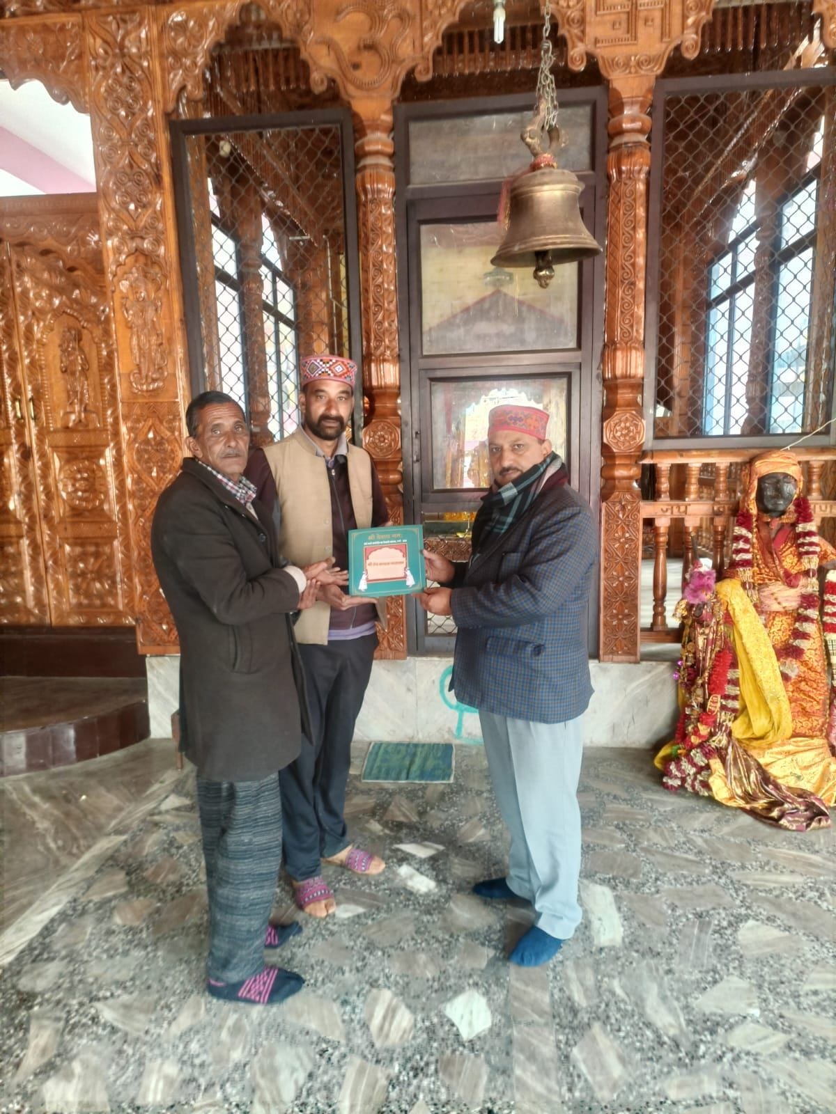 SDM walked in the snow and handed over the invitation letter to the gods.