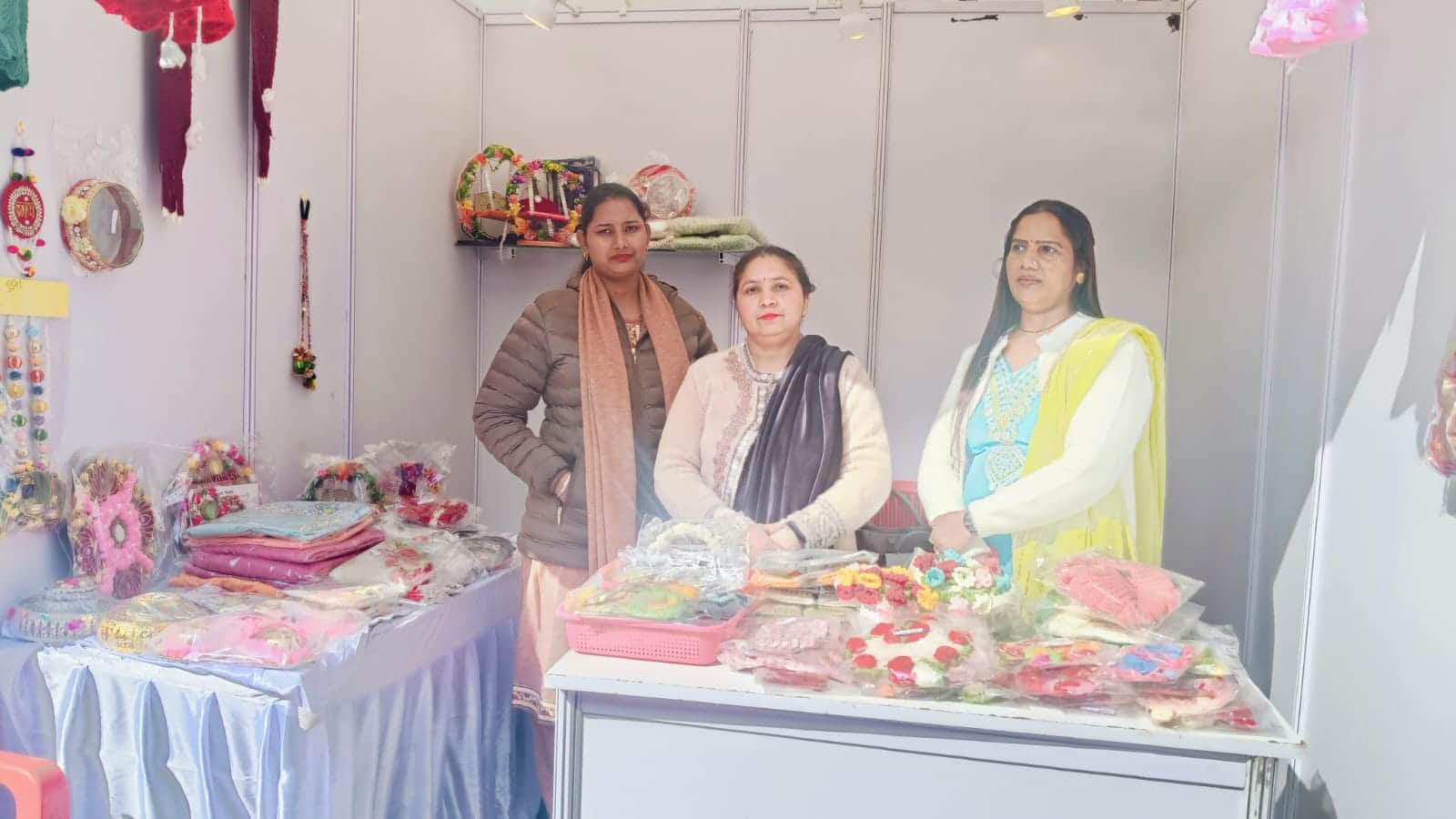 सिरसा।एक मेले के दौरान गीता रानी व अन्य उनकी सहायक अन्य महिलाओं ने स्टॉल लगाई हुई। स्वयं