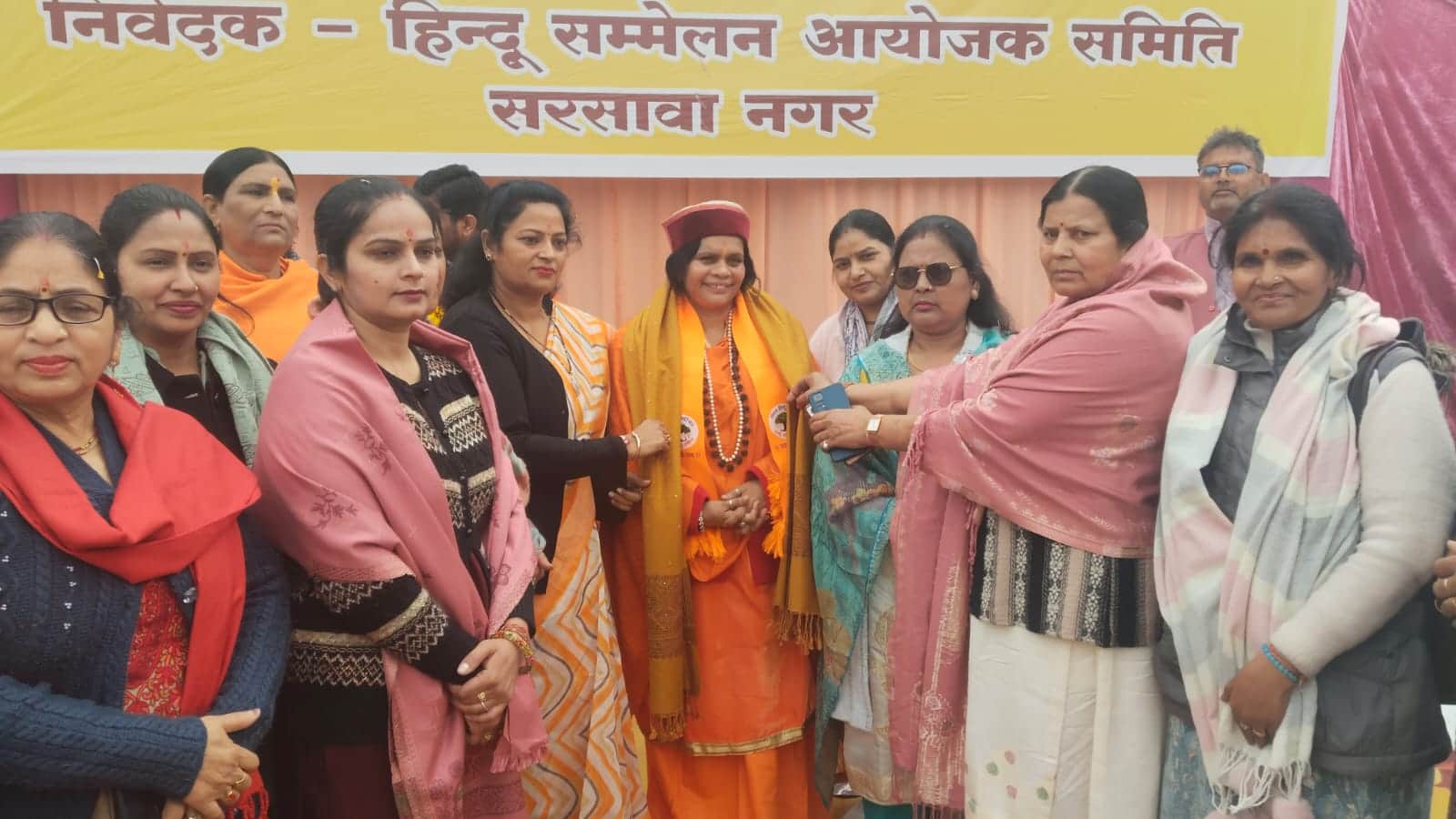 सरसावा के विराट हिंदू सम्मलेन में साध्वी प्राची का स्वागत करती चेयरपर्सन कोमल पंवार एवं अन्य। स