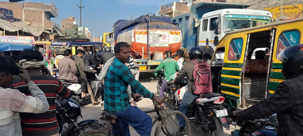 Tempos occupy intersections, people suffer from traffic jams in Sarai Akil