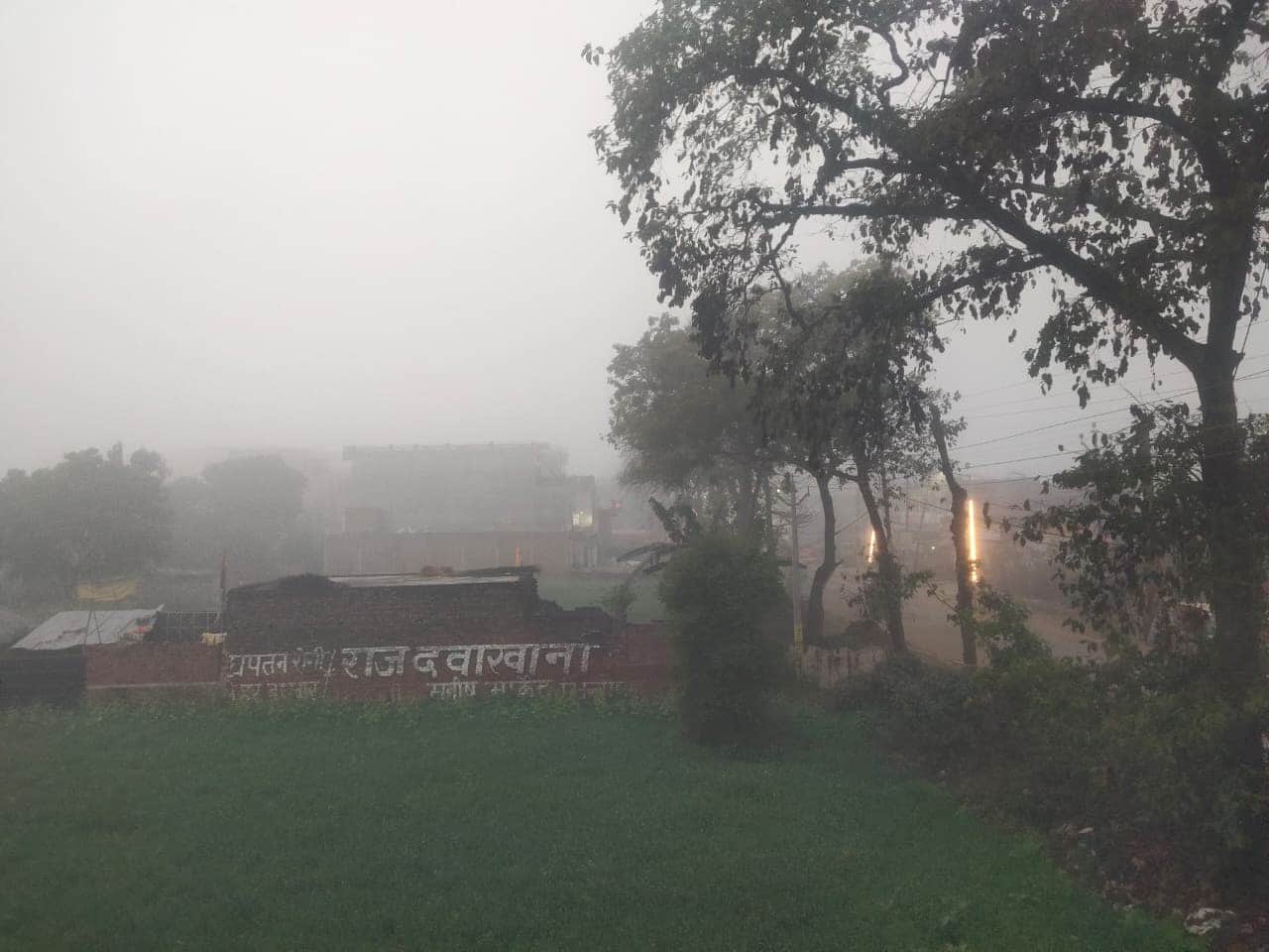 शनिवार सुबह सात बजे भिनगा में छाया हल्का कोहरा। - संवाद