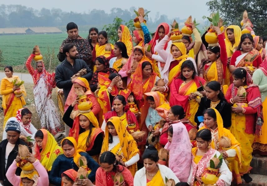 A procession carrying sacred water pots was held at the start of the Bhagwat Katha.