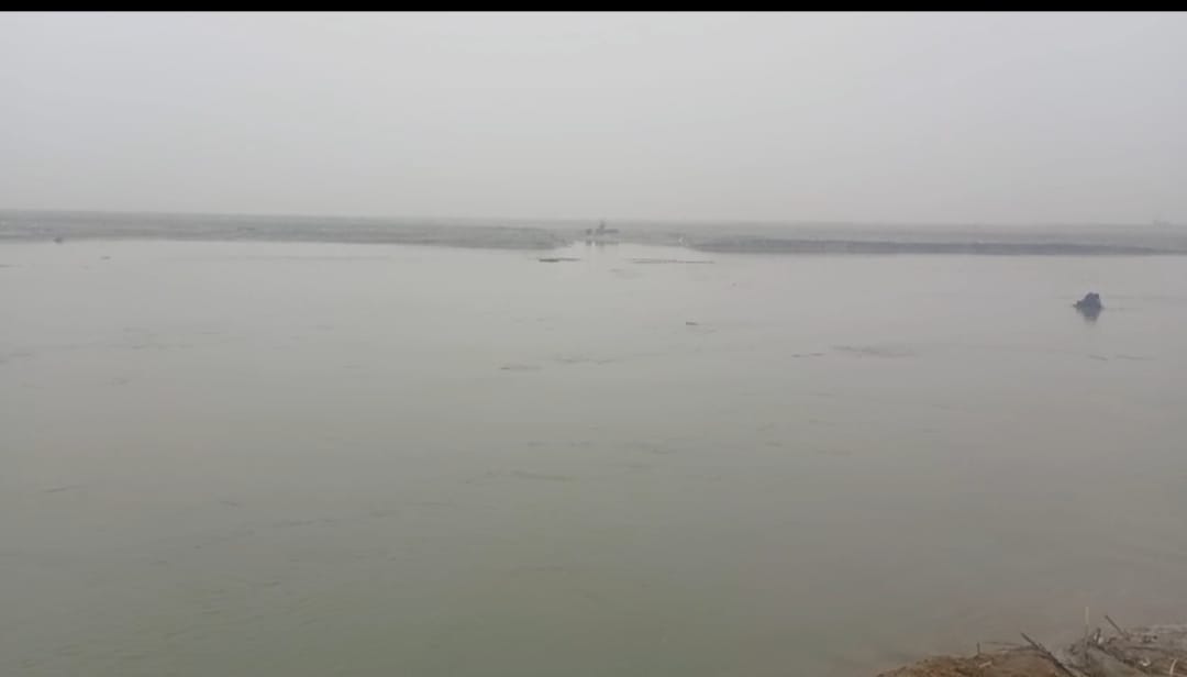 A five-foot-deep pit has formed on the river route due to the flow of the Sharda River, halting all traffic.
