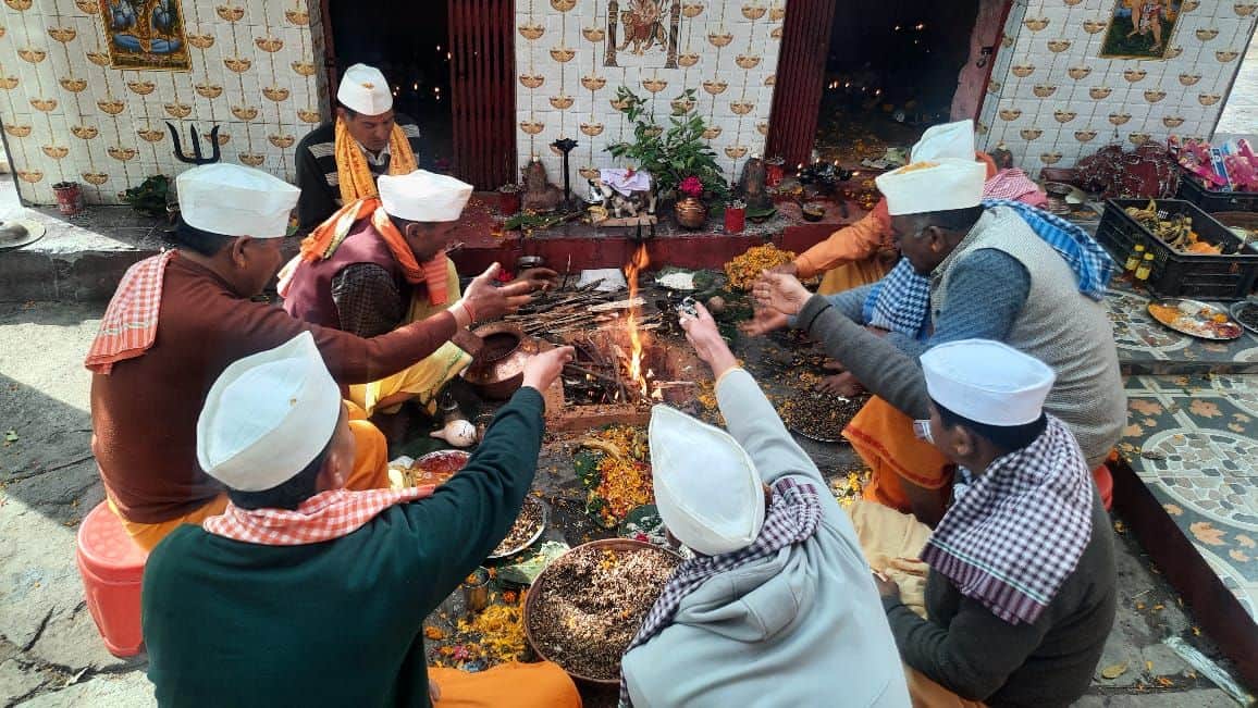 तेजम के नौलिंग मंदिर में हवन करते श्रद्धालु। संवाद