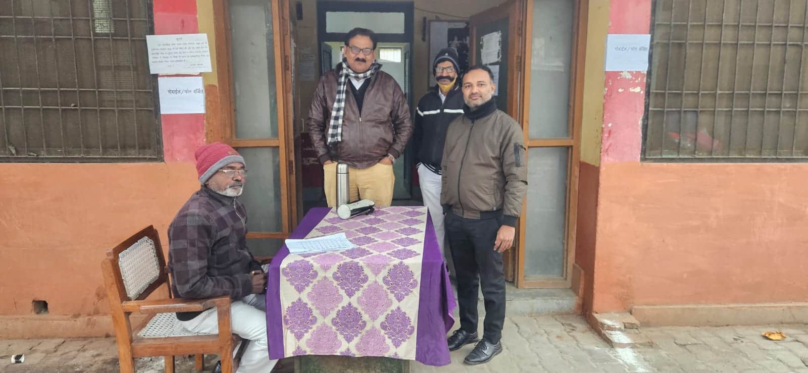 तिलहर तहसील परिसर में बार काउंसिल के चुनाव में मतदान करने जाते अधिवक्ता। संवाद