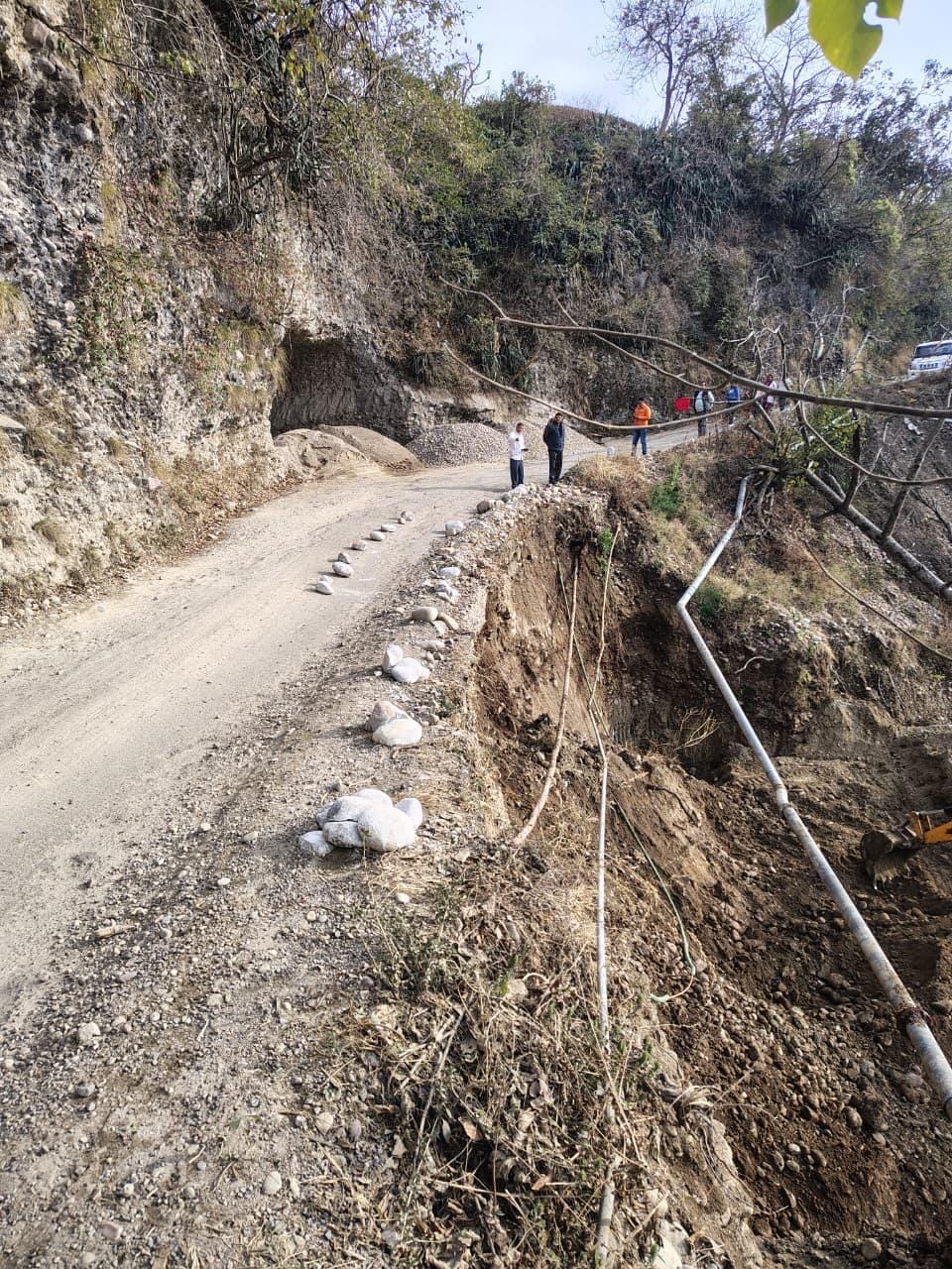 Tauni Devi-Uhal-Kakkar road closed for heavy vehicles due to collapse of dam