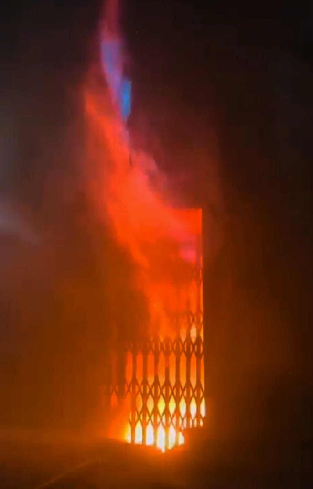 Fire breaks out in jeweler's shop, people scared by the explosions