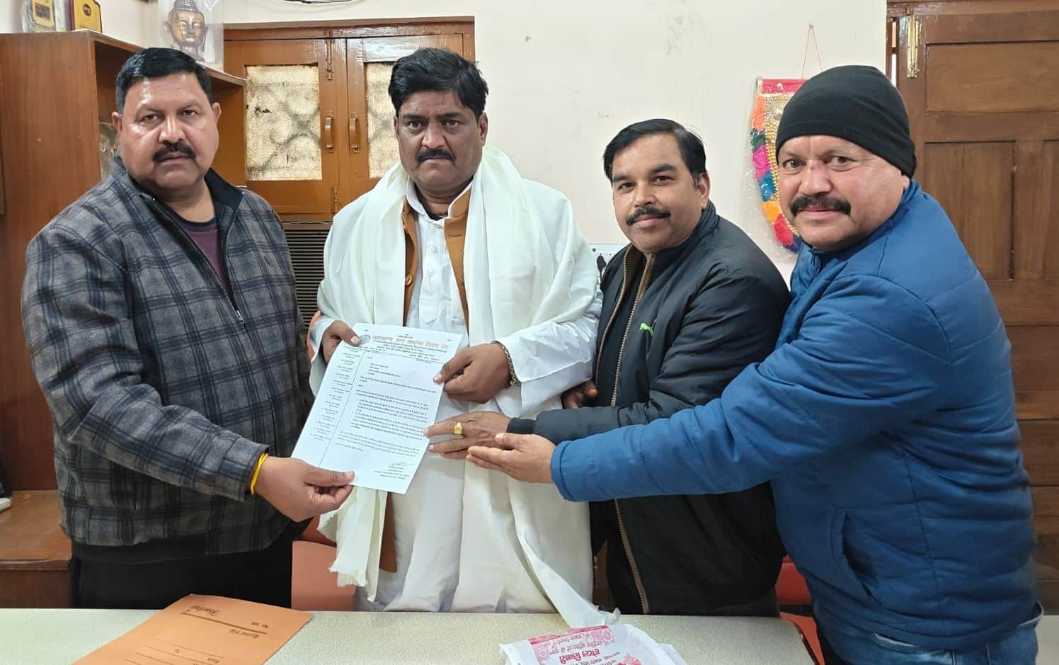 दिल्ली में राष्ट्रीय अध्यक्ष को ज्ञापन सौंपते प्राथमिक शिक्षक संघ के पदाधिकारी। स्रोत : स्वयं