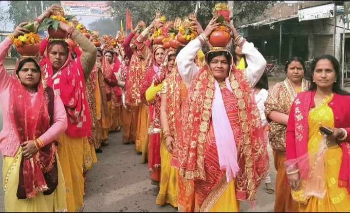 धामपुर में कलश यात्रा निकलते महिला श्रद्धालु स्रोत कार्यकर्ता