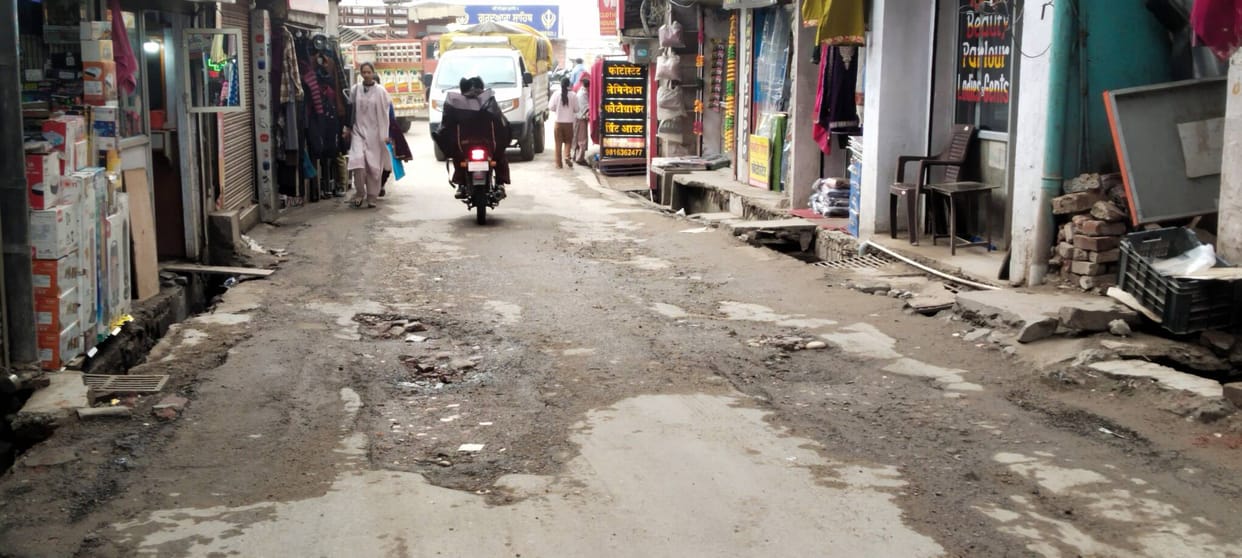 The condition of the Dharampur-Subathu road is bad, making it difficult to drive for three kilometers.
