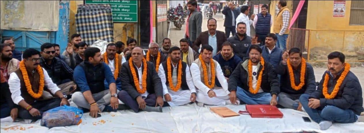 धरना पर बैठे ठेकेदार। संवाद