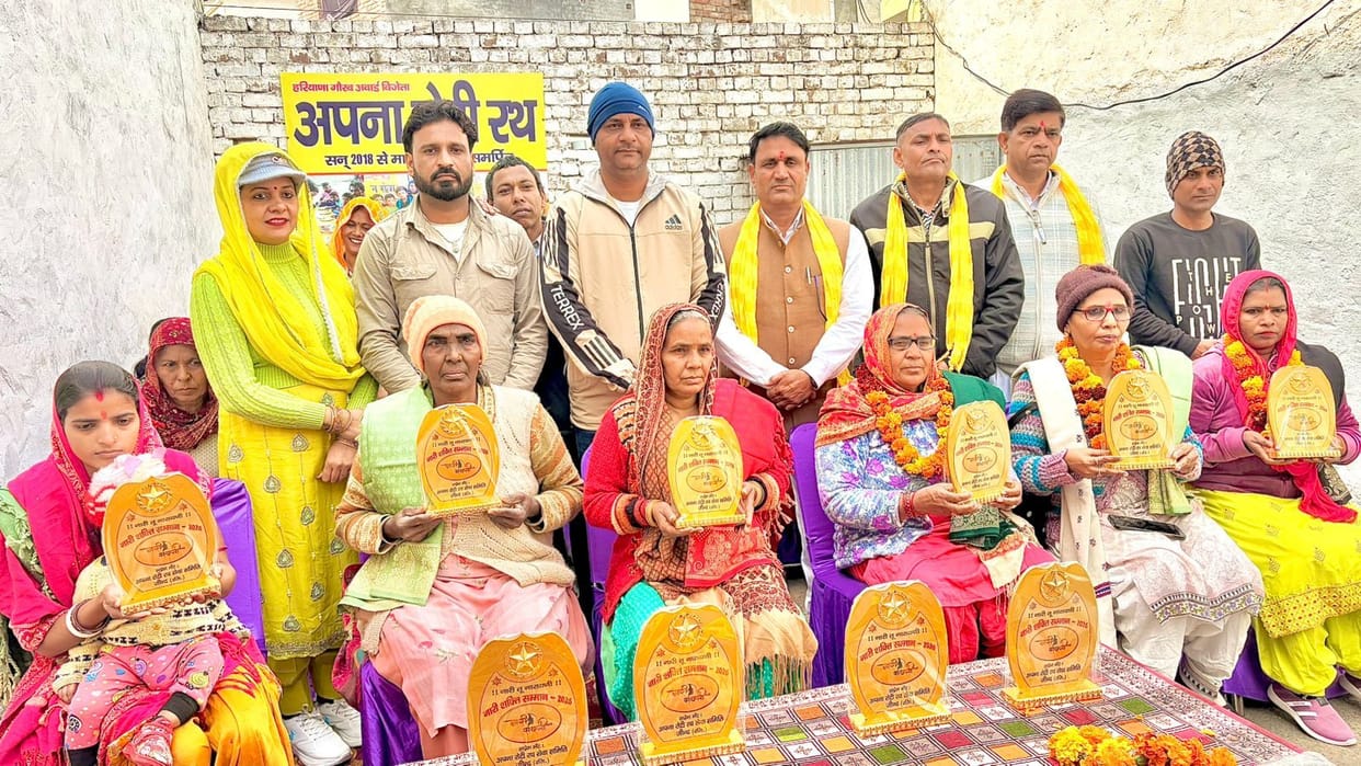 Female auto drivers were honored with the Nari Shakti Award.