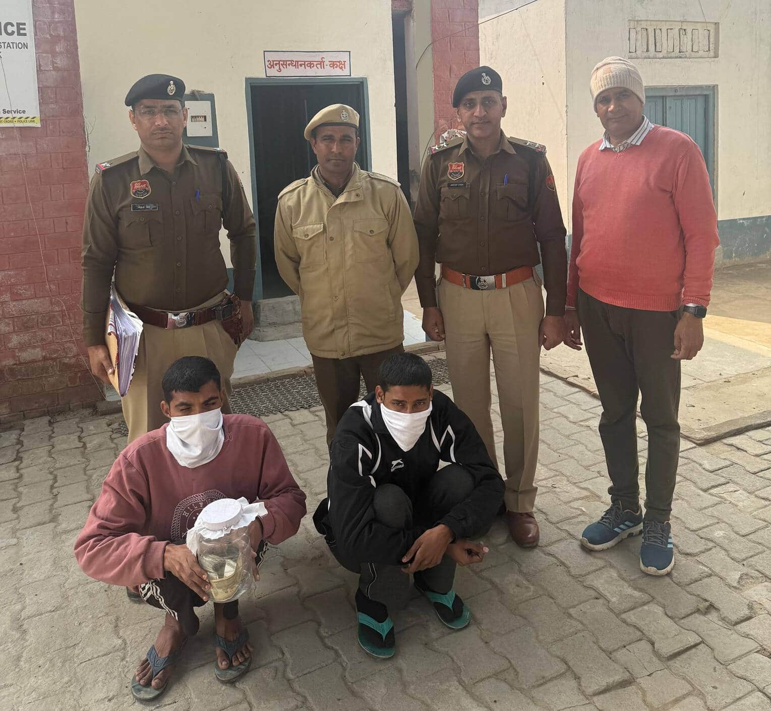 02जेएनडी05: पुलिस गिरफ्त में पकड़े गए साइबर ठगी के दोनों आरोपी। स्रोत: पुलिस