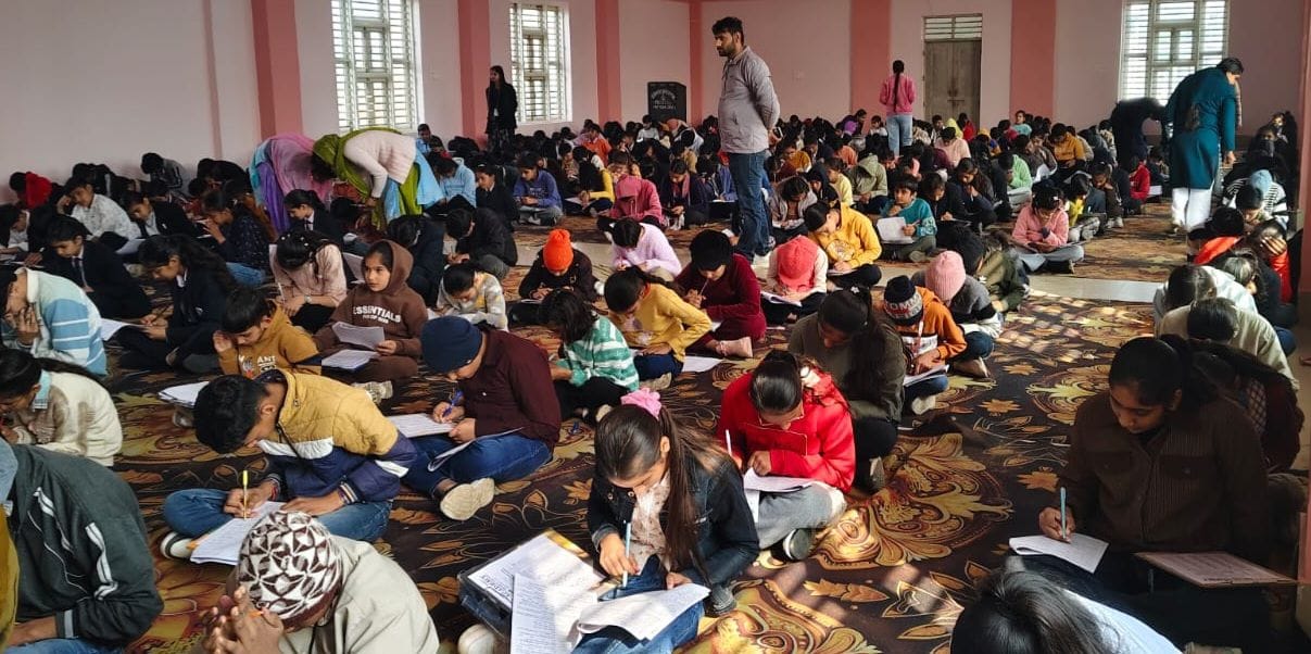 900 students participated in the open school competition