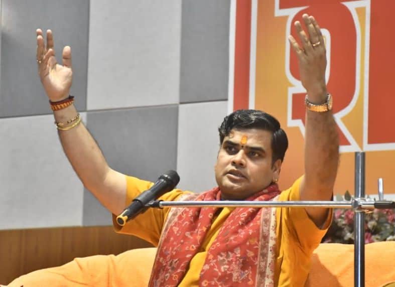 आचार्य शांतनु महाराज, प्रवाचक। 