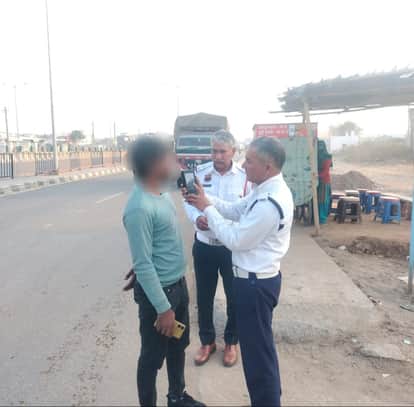 885 drivers were fined for violating traffic rules.