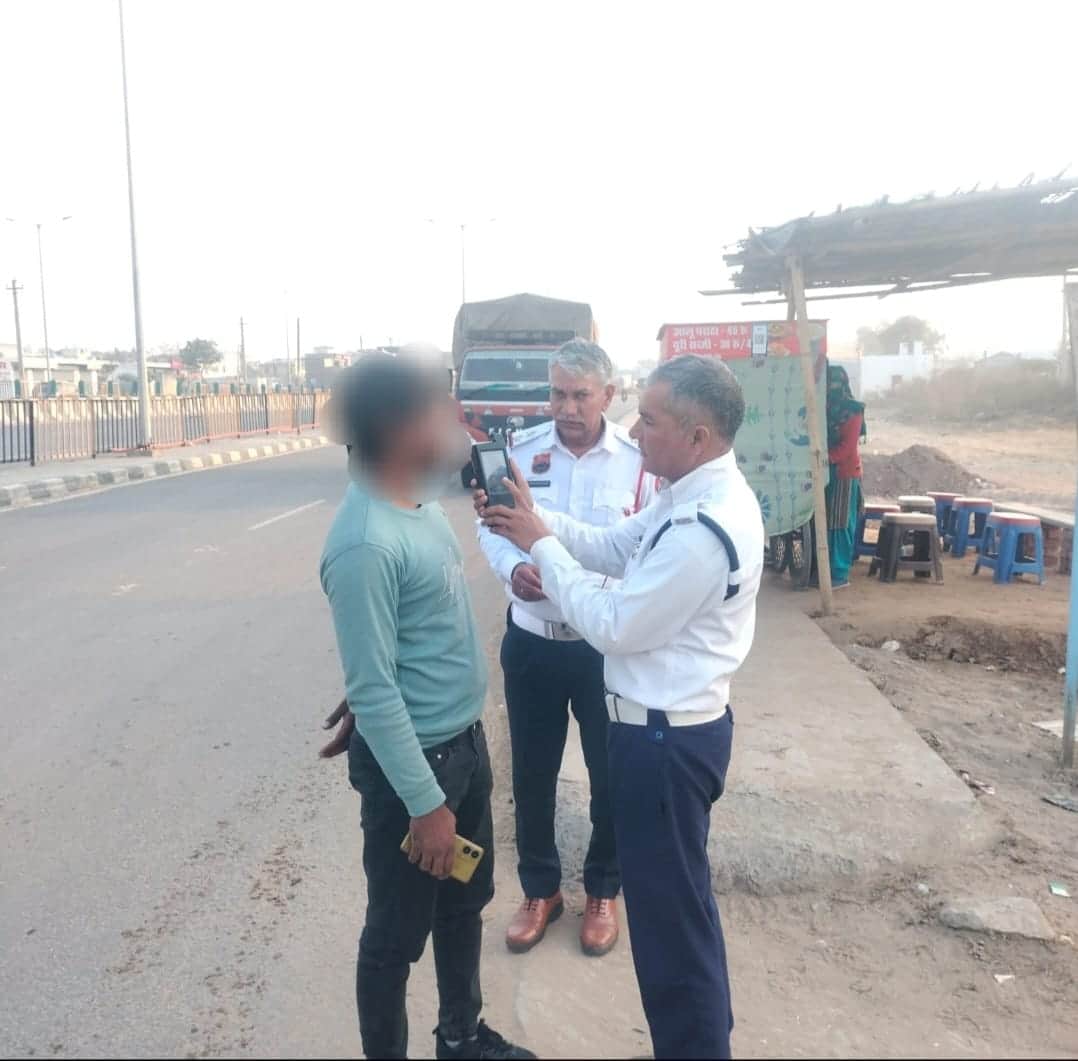 अभियान के दौरान चालक की जांच करती पुलिस टीम। स्रोत : पुलिस