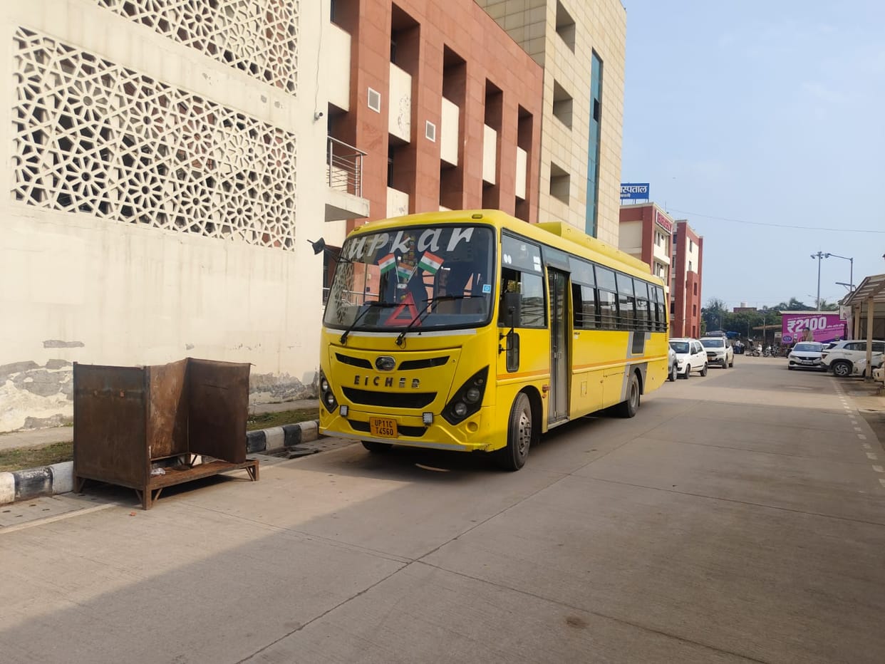 Private bus conductor crushed by car, dies