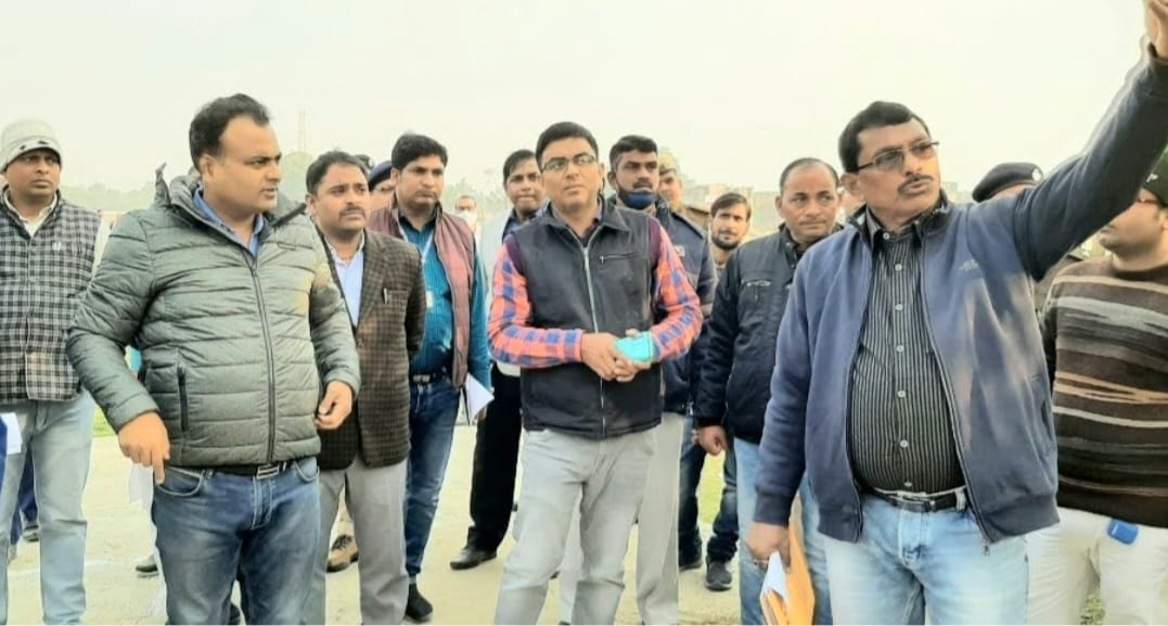 अनुमंडलीय अस्पताल से सटे जमीन पर चल रहा निर्माण कार्य, जिसको लेकर अधिवक्ताओं ने जताई आपत्ति।