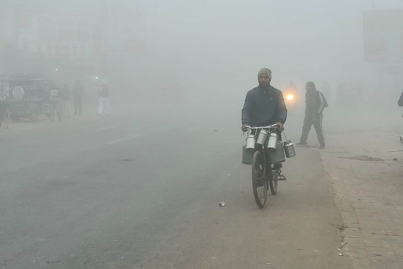 अयोध्या-प्रयागराज हाईवे के कूरेभार चौराहे से साइकिल पर दूध लेकर जाता दूधिया। संवाद