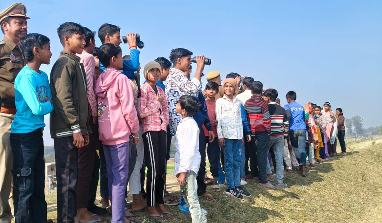 The students were thrilled to watch migratory birds through the telescope
