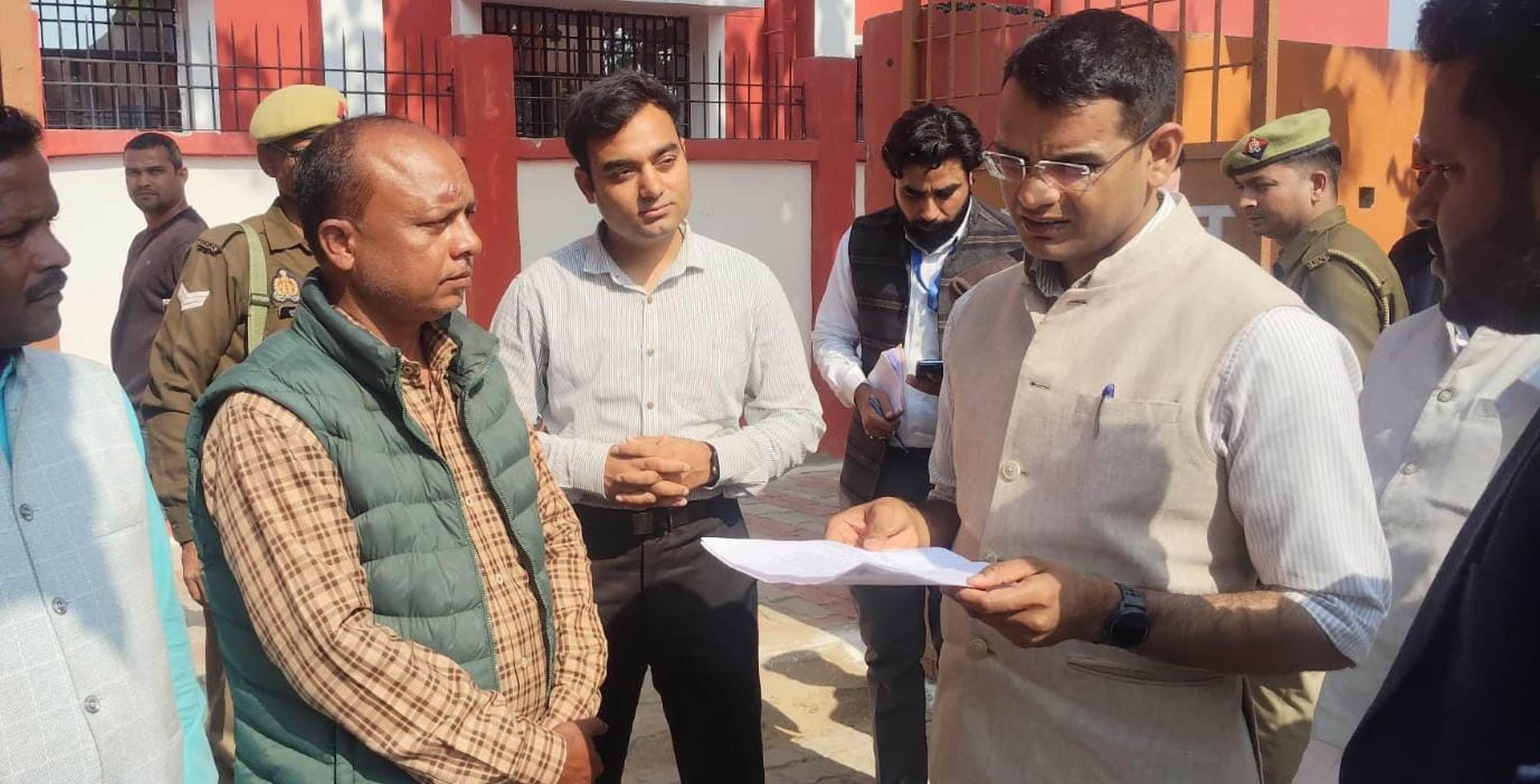 बलरामपुर के गैसड़ी ब्लॉक का निरीक्षण करते डीएम विपिन कुमार जैन ।-संवाद