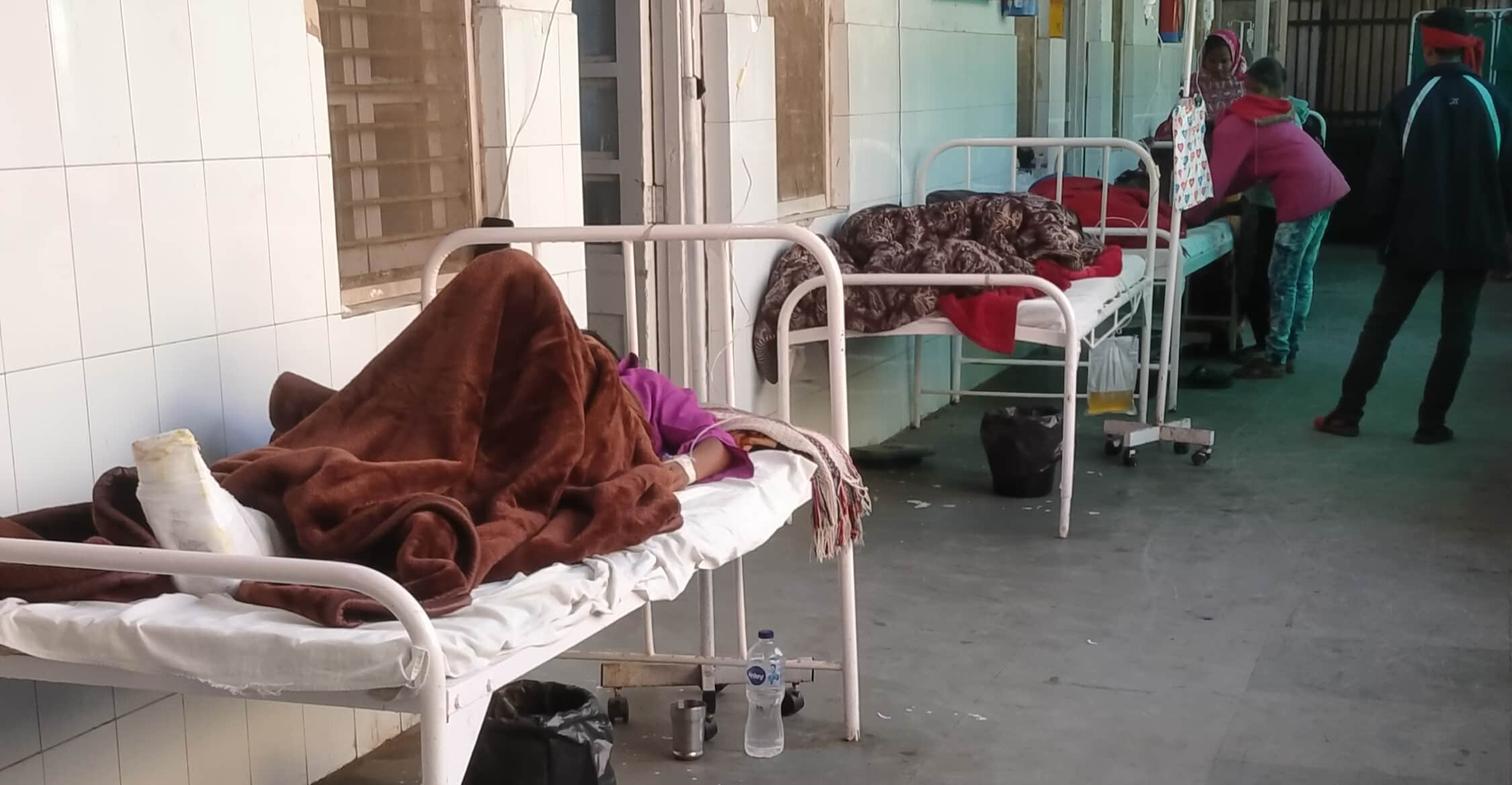 बलरामपुर के जिला मेमोरियल अस्पताल में भर्ती मरीज ।-संवाद