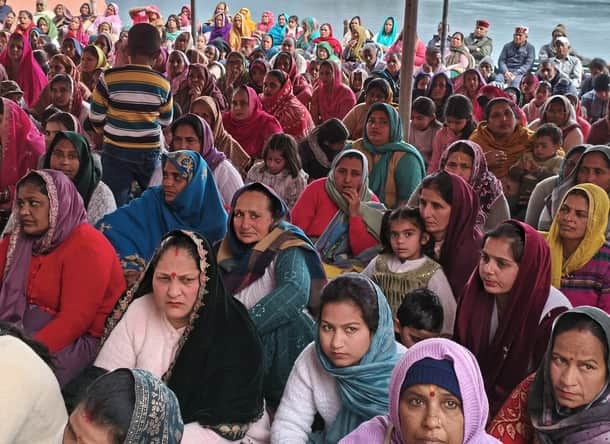 ब्रह्महुति मन्दिर में चल रही श्रीमद् भागवत कथा महा पुराण का श्रवण करते भक्तजन : संवाद