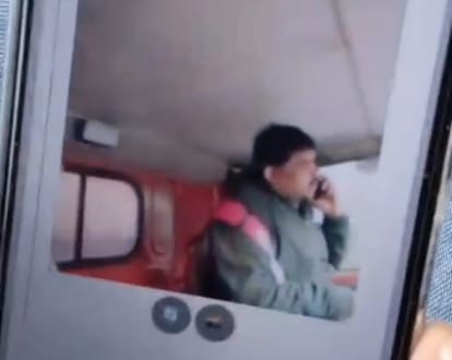 बात करता पुलिस कर्मी - फोटो : अमर उजाला