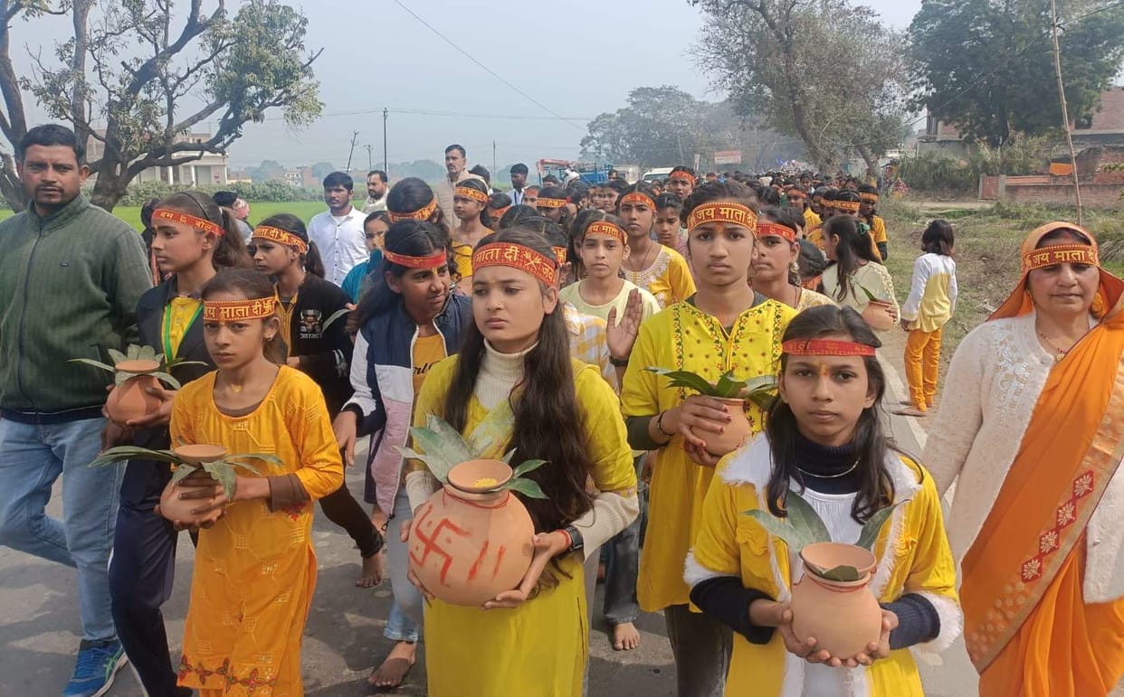 Kalash Yatra was taken out before the Shrimad Bhagwat Katha.