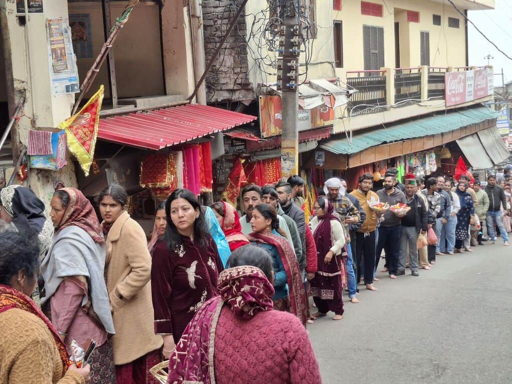 चिंतपूर्णी में माता के दर्शनों के लिए लाईनों में खड़े भक्तजन।संवाद