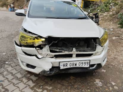 चिंतपूर्णी  प्रर्किंग में खड़ी क्षतिग्रस्त कार।संवाद