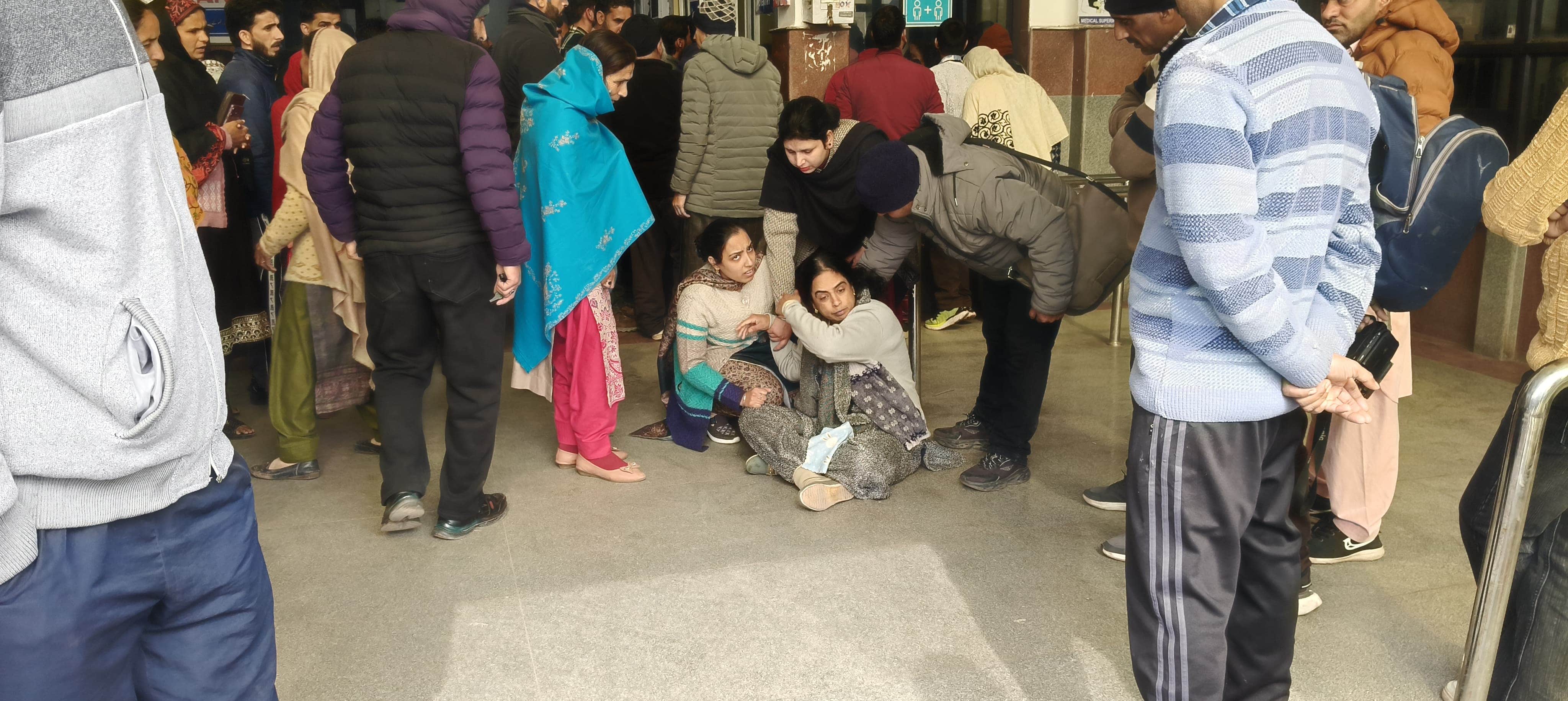 चतिंदर सिंह की पत्नी को ढांढस बंधाते रिश्तेदार। 