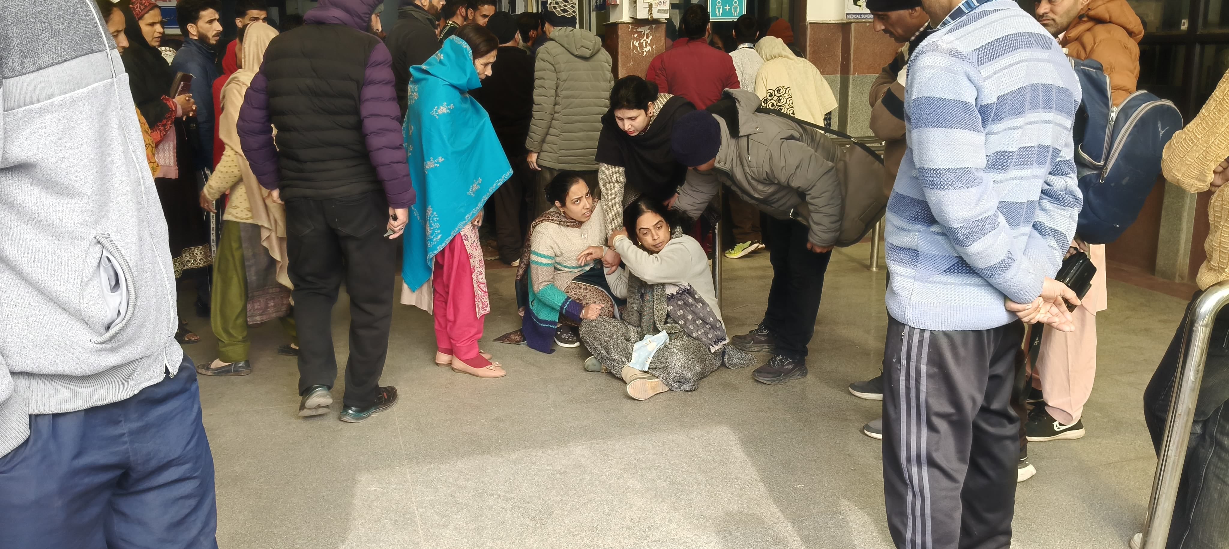चतिंदर सिंह की पत्नी को ढांढस बंधाते रिश्तेदार। 